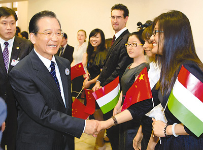 溫家寶與匈牙利青少年學(xué)生親切交流