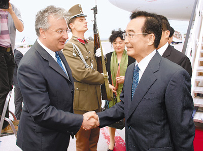 溫家寶與匈牙利青少年學(xué)生親切交流