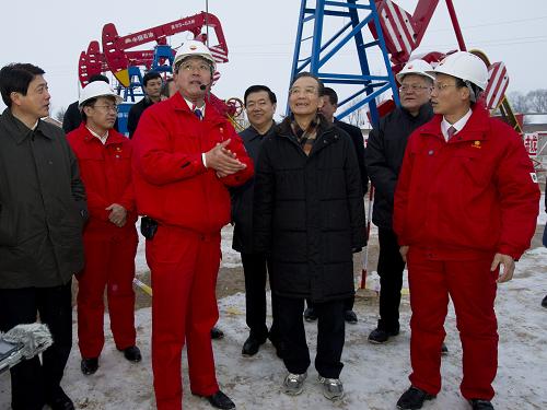 溫家寶赴長(zhǎng)慶油田看望石油工人