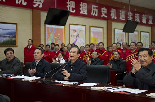 溫家寶赴長(zhǎng)慶油田看望石油工人