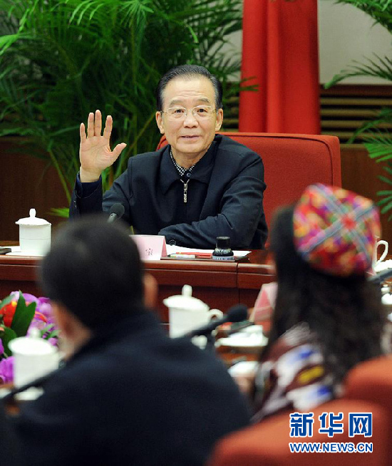 溫家寶聽取各界人士對政府工作報(bào)告意見和建議