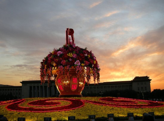 天安門“史上最大花籃”竣工 將擺放至十八大閉幕