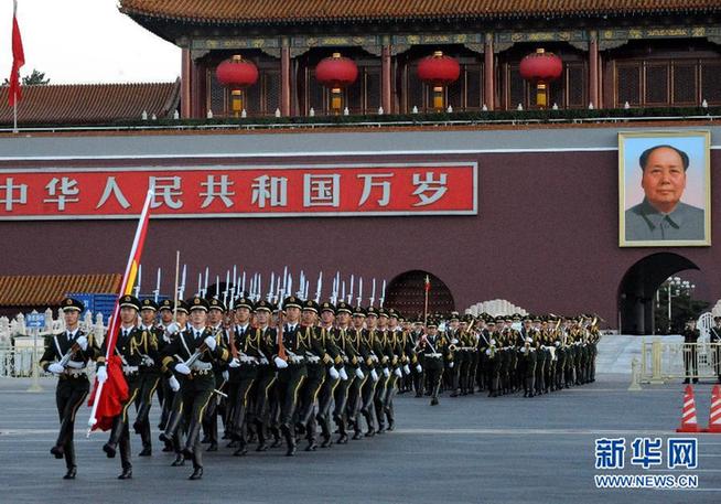 數萬群眾在天安門廣場觀看升國旗儀式