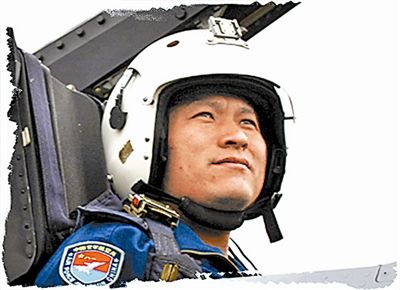 解放軍空軍對抗演習:戰機用眼鏡蛇機動甩掉對手