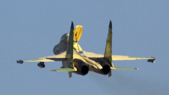 殲-31隱身戰(zhàn)機(jī)成功首飛 殲-11B空中伴飛