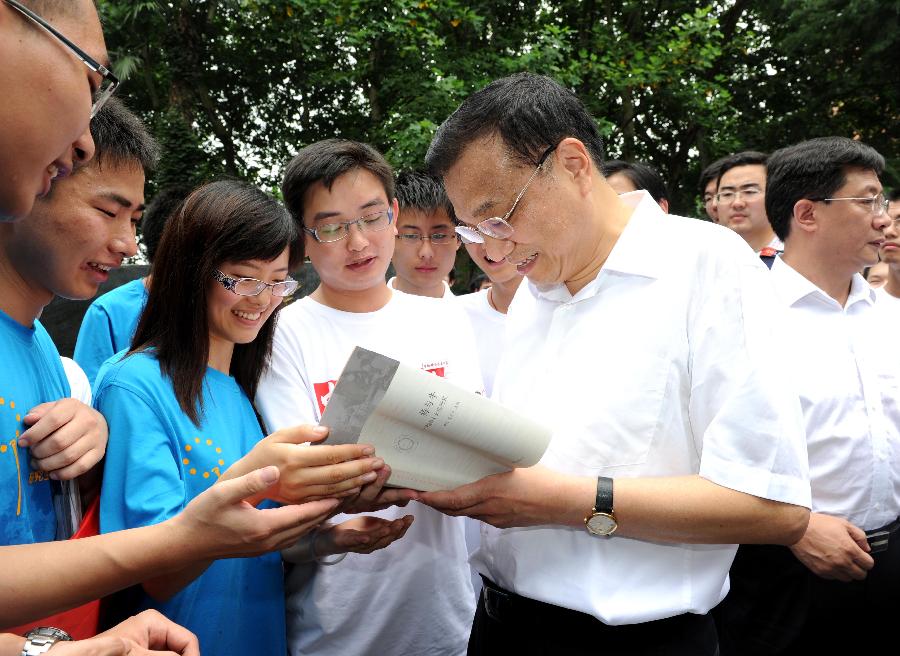 “萬事民為先”——記中共中央政治局常委李克強(qiáng)