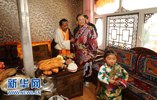 溫家寶元旦前夕到玉樹(shù)看望慰問(wèn)各族干部群眾
