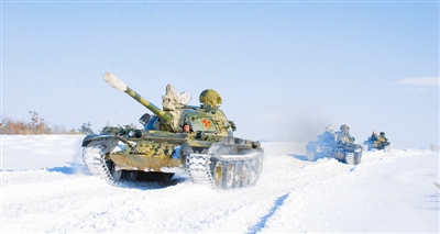 我軍新型步戰(zhàn)車亮相雪地駕駛訓(xùn)練（圖）