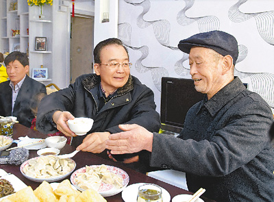 溫家寶與陜西甘肅災(zāi)區(qū)群眾一起過(guò)年
