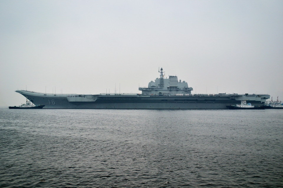 高清組圖：遼寧艦霧中出港 或前往部署母港
