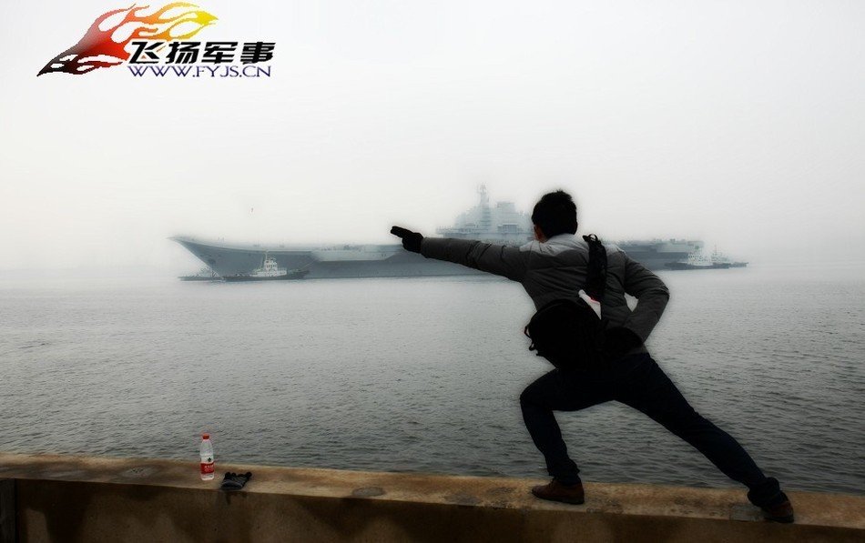 高清組圖：遼寧艦霧中出港 或前往部署母港