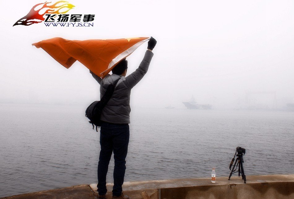 高清組圖：遼寧艦霧中出港 或前往部署母港