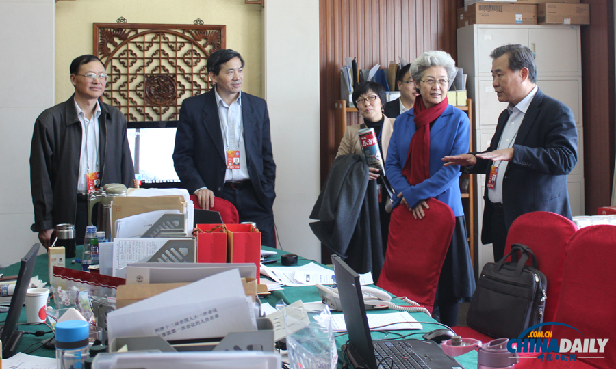 十二屆全國人大一次會議副秘書長、新聞發言人傅瑩看望媒體工作者
