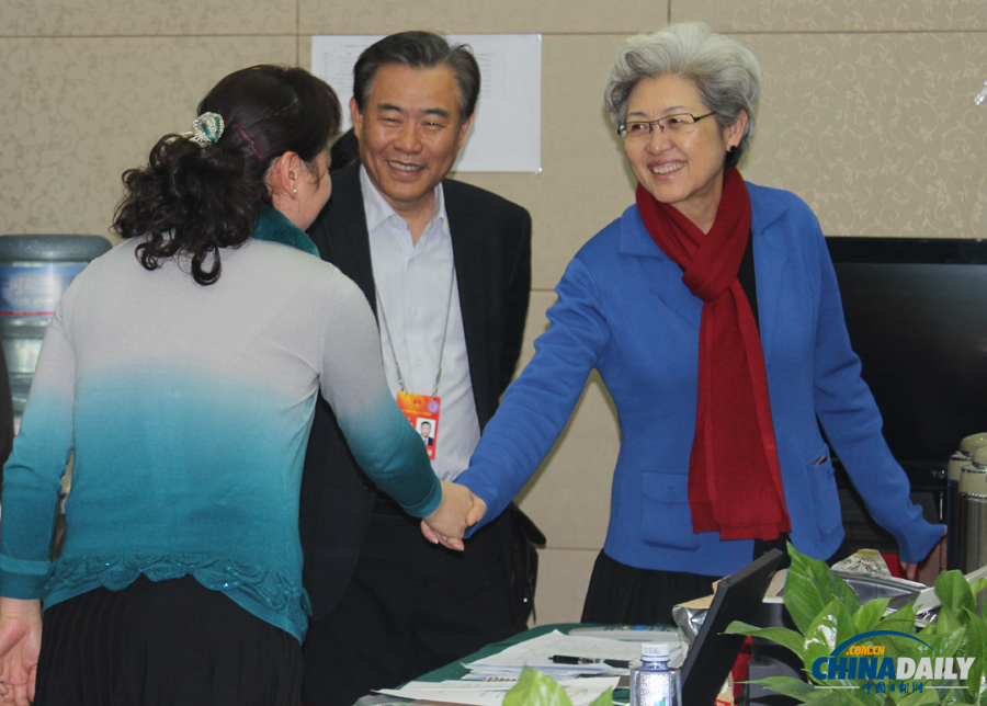 十二屆全國人大一次會議副秘書長、新聞發言人傅瑩看望媒體工作者