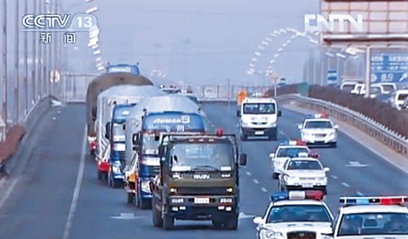 神十飛船運抵酒泉 實拍押運車隊運送過程