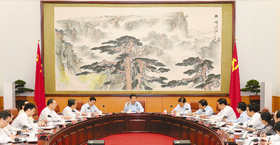 習近平在同團中央新一屆領導班子成員集體談話時強調<BR><BR>緊跟黨走在時代前列走在青年前列在實現中華民族偉大復興的征途中續寫新光榮