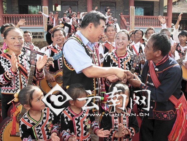 回良玉近日在云南省普洱市看望拉祜族群眾