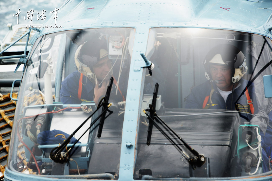 中俄聯(lián)合軍演 我軍直-9與俄巡洋艦并肩反潛