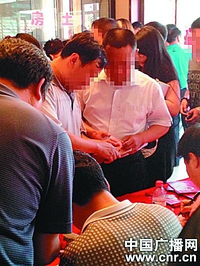 河北沽源縣平定堡鎮黨委書記岳樹旺因豪華嫁女被撤職