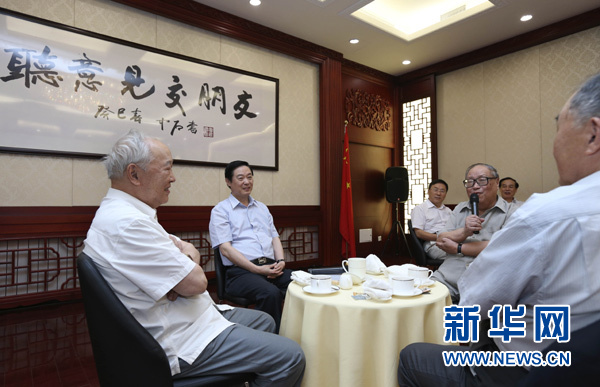 劉奇葆強(qiáng)調(diào):把專(zhuān)家學(xué)者請(qǐng)進(jìn)門(mén) 聽(tīng)取意見(jiàn)交朋友