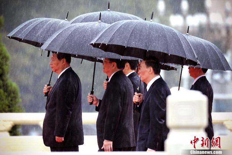 黨和國家領(lǐng)導(dǎo)人向人民英雄紀(jì)念碑敬獻(xiàn)花籃