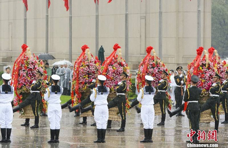 黨和國家領導人向人民英雄紀念碑敬獻花籃