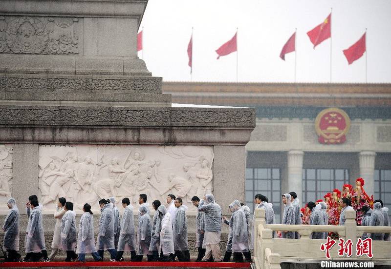 黨和國家領導人向人民英雄紀念碑敬獻花籃