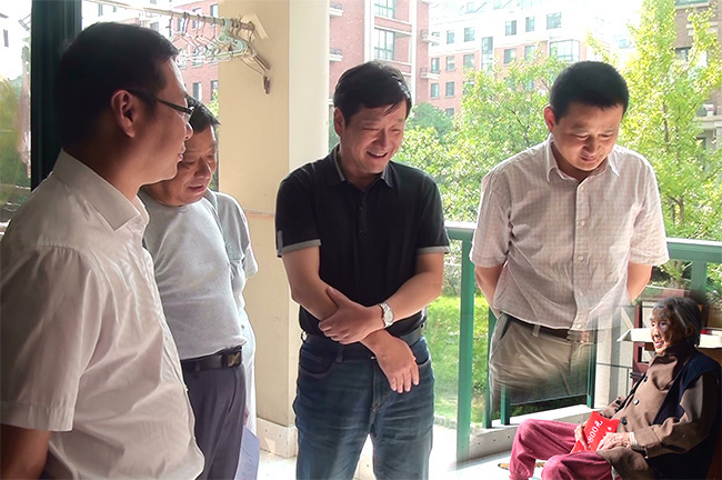 安徽寧國官員看望老人照片疑似PS 領導身體懸空