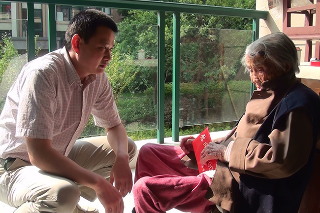 安徽寧國(guó)官員看望老人照片疑似PS 領(lǐng)導(dǎo)身體懸空