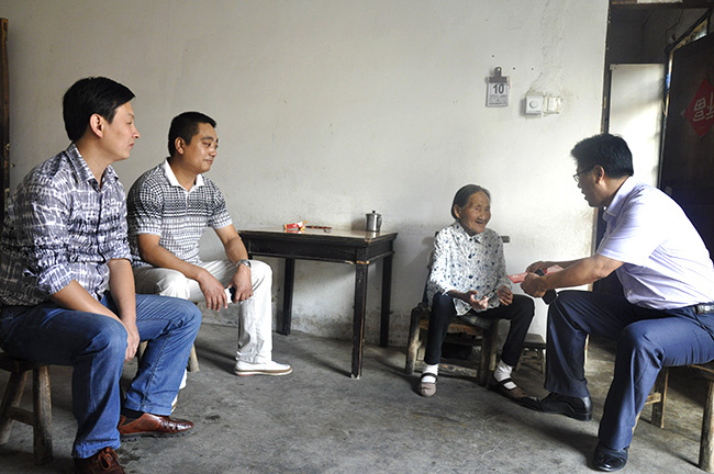 安徽寧國官員看望老人照片疑似PS 領(lǐng)導(dǎo)身體懸空