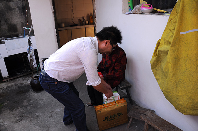 安徽寧國(guó)官員看望老人照片疑似PS 領(lǐng)導(dǎo)身體懸空