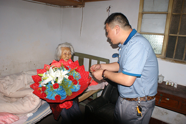 安徽寧國官員看望老人照片疑似PS 領導身體懸空