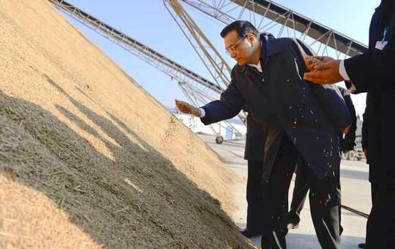 李克強(qiáng)查看糧倉：贊許這是金倉、墊底倉