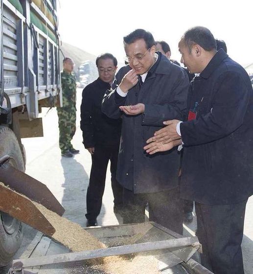 李克強(qiáng)咀嚼谷粒測水分，稱贊大米是金