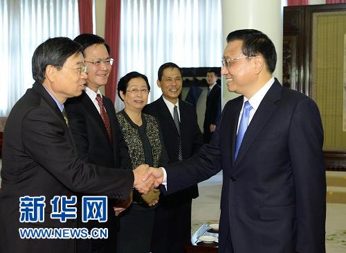 李克強向新聘國務院參事、中央文史研究館館員頒發(fā)聘書