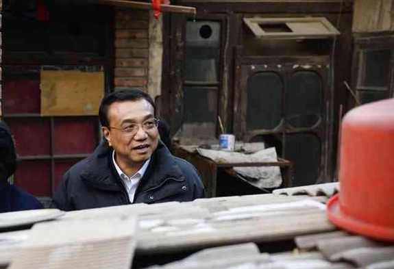 李克強考察棚戶區:彎腰坐上高低床