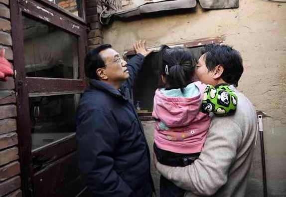 李克強考察棚戶區:彎腰坐上高低床