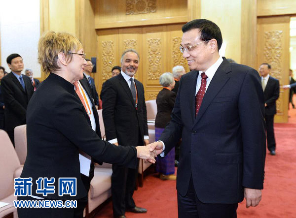 李克強在人民大會堂同在華部分外國專家親切座談