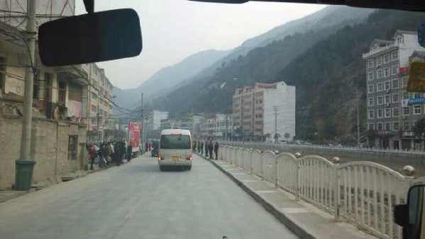 李克強赴秦巴山區看望特困群眾