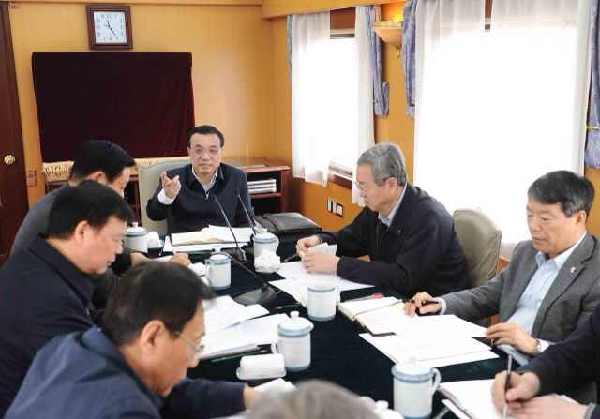 李克強在火車上議扶貧