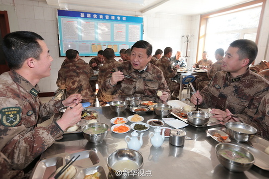 習(xí)近平與邊防連官兵一起吃午飯