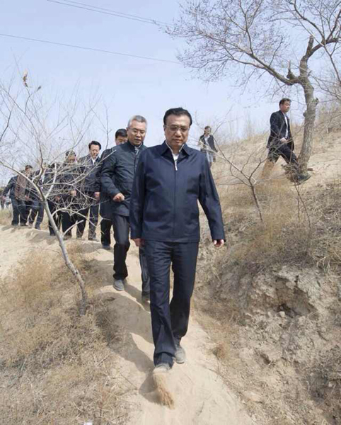 李克強考察赤峰棚戶區：一定讓你們住上新房