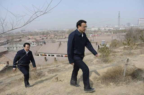 李克強考察赤峰棚戶區：一定讓你們住上新房