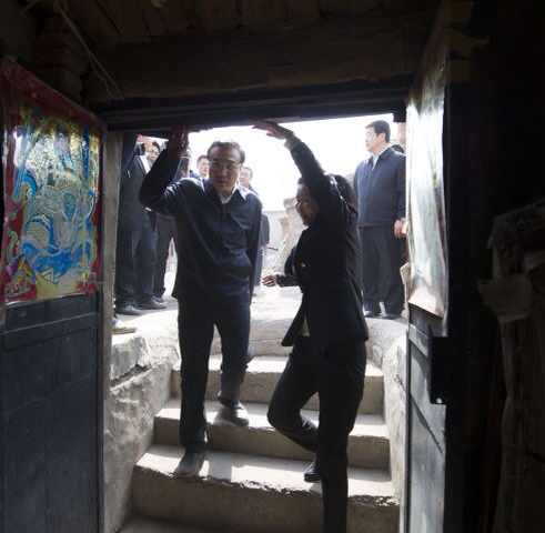 李克強考察赤峰棚戶區：一定讓你們住上新房