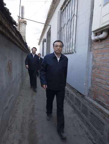 李克強考察赤峰棚戶區：一定讓你們住上新房