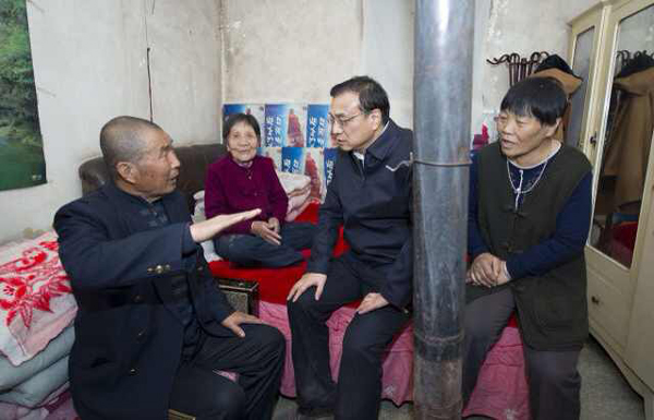 李克強考察赤峰棚戶區：一定讓你們住上新房