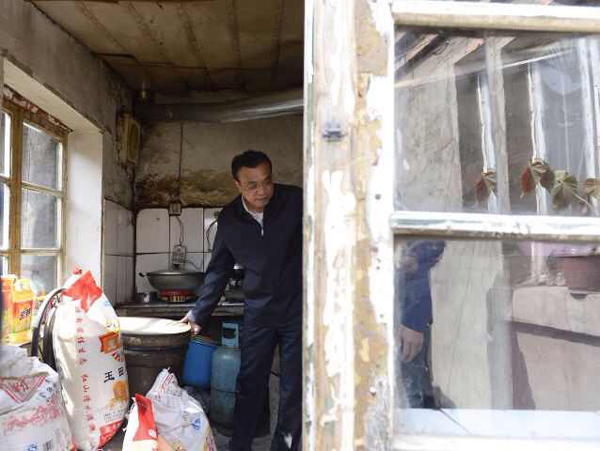 李克強考察赤峰棚戶區：一定讓你們住上新房