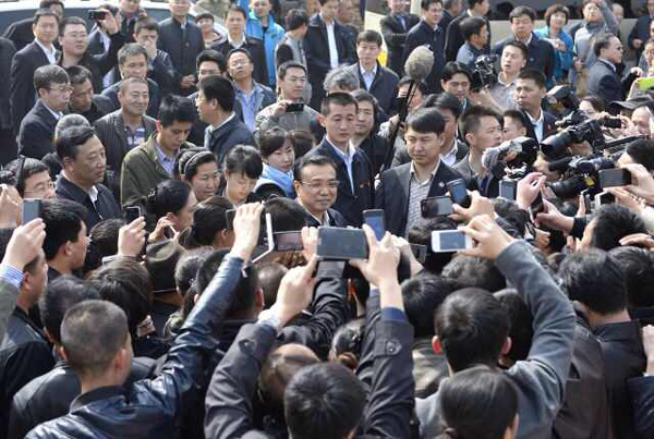 李克強考察赤峰棚戶區：一定讓你們住上新房