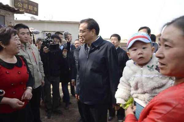 李克強考察赤峰棚戶區：一定讓你們住上新房