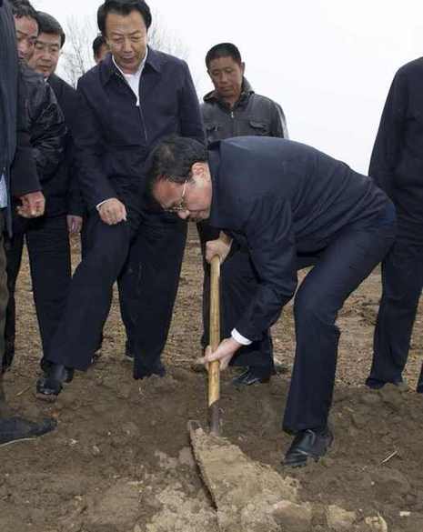 李克強雨中翻地看墑情